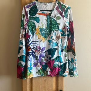 Tina Turk athletic top. Bright floral pattern. Slim cut.